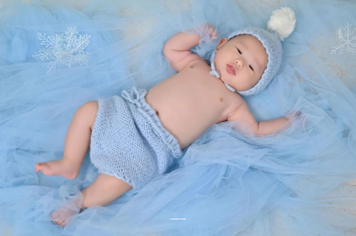 萍乡宝宝睡迷糊了才肯吃奶